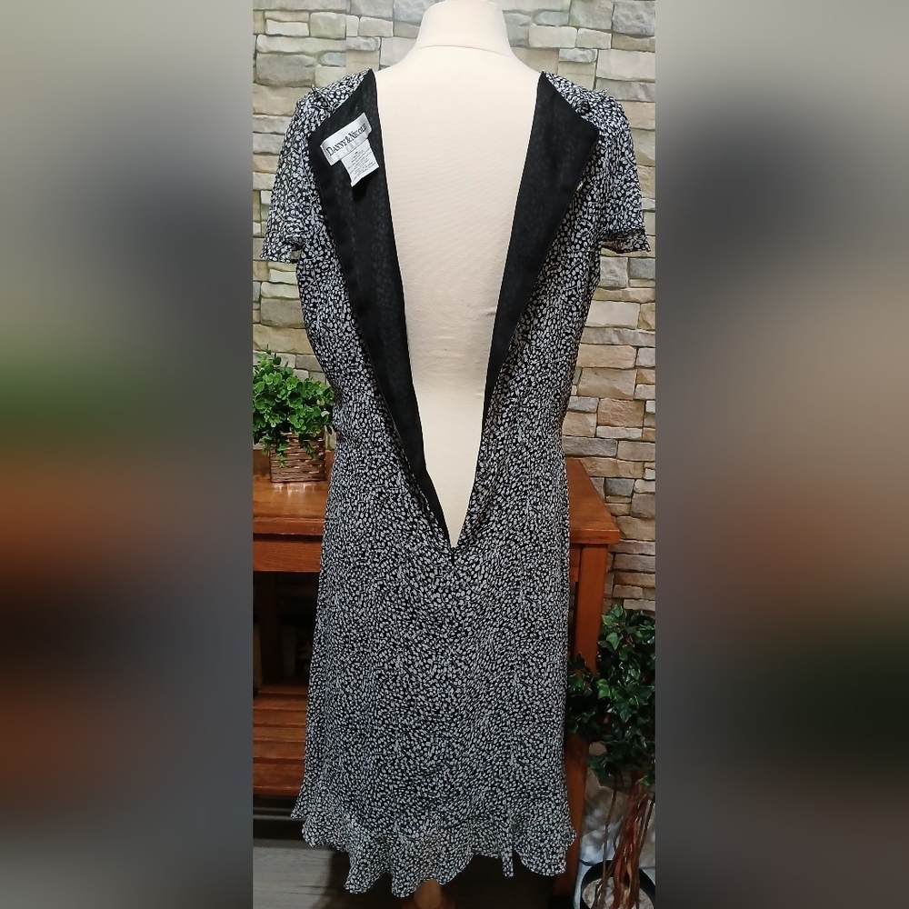 Danny & Nicole‎ Black and White Dress Size 14 - Picture 3 of 5